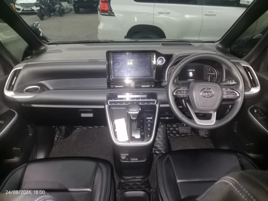 Foto Mobil Bekas Dashboard Toyota Voxy 2.0 tahun 2023