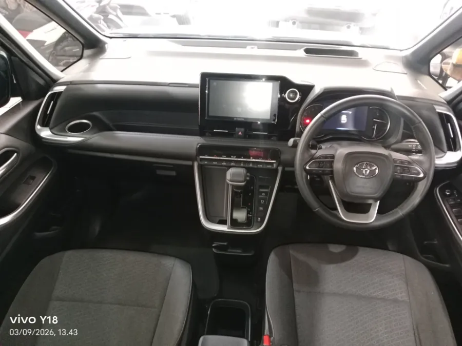 Foto Mobil Bekas Dashboard Toyota Voxy 2.0 tahun 2023