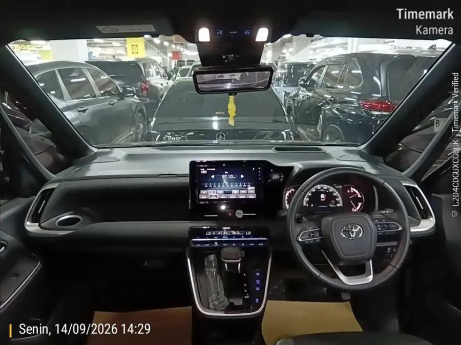 Foto Mobil Bekas Dashboard Toyota Voxy 2.0 tahun 2023