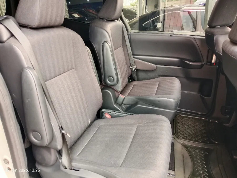 Foto Mobil Bekas Kabin Belakang Toyota Voxy 2.0 tahun 2023