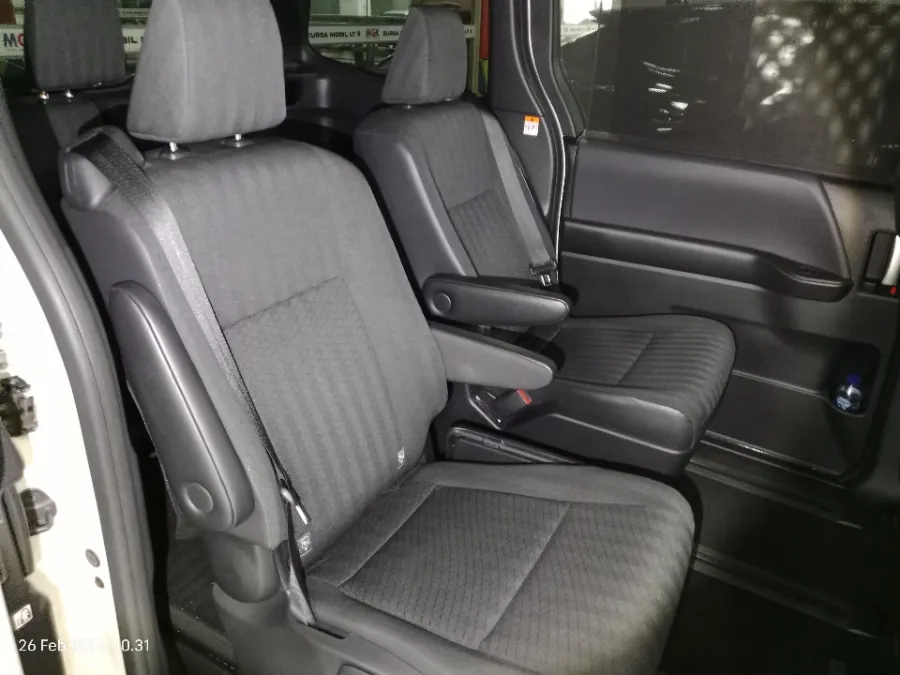 Foto Mobil Bekas Kabin Belakang Toyota Voxy 2.0 tahun 2023