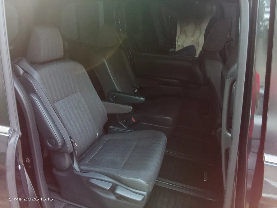 Foto Mobil Bekas Kabin Belakang Toyota Voxy 2.0 tahun 2023