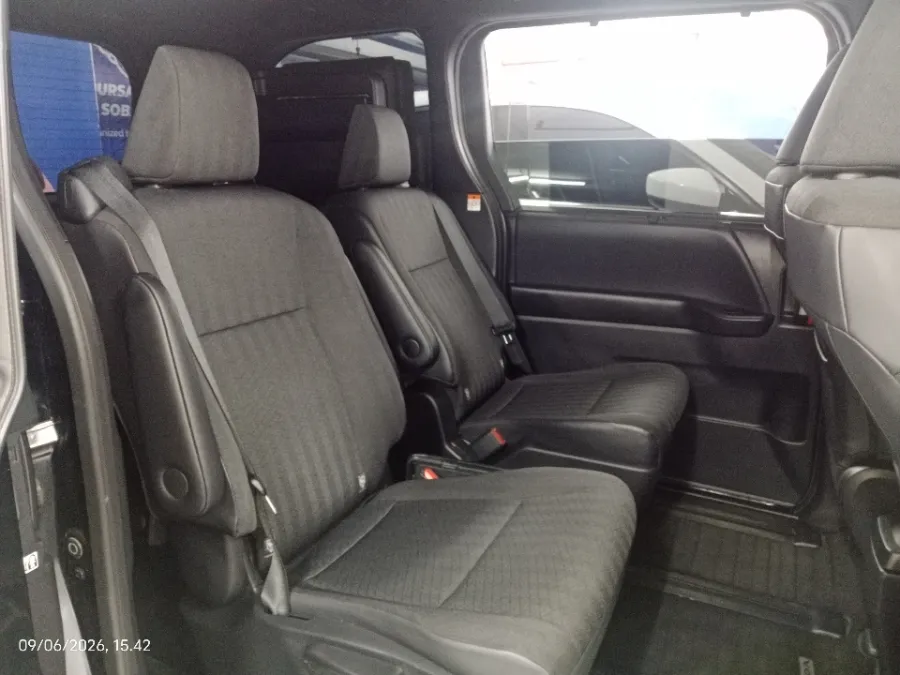 Foto Mobil Bekas Kabin Belakang Toyota Voxy 2.0 tahun 2023