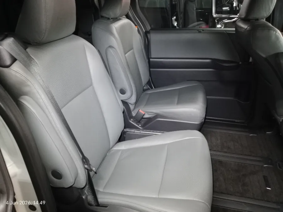 Foto Mobil Bekas Kabin Belakang Toyota Voxy 2.0 tahun 2023