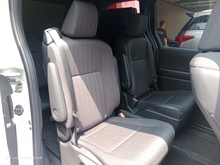 Foto Mobil Bekas Kabin Belakang Toyota Voxy 2.0 tahun 2023