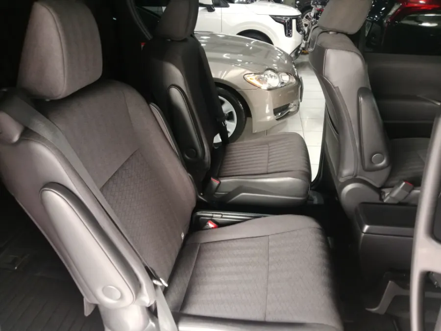 Foto Mobil Bekas Kabin Belakang Toyota Voxy 2.0 tahun 2023