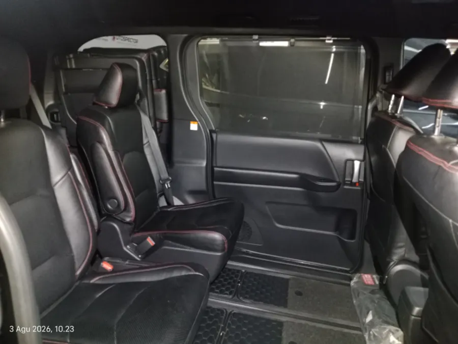 Foto Mobil Bekas Kabin Belakang Toyota Voxy 2.0 tahun 2023