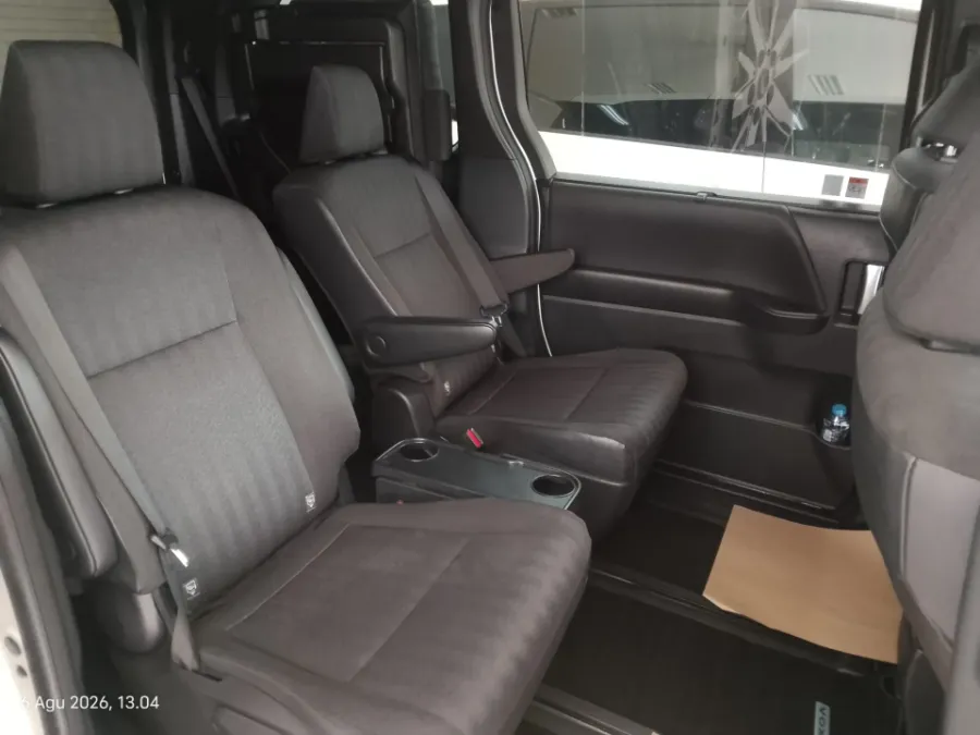 Foto Mobil Bekas Kabin Belakang Toyota Voxy 2.0 tahun 2023