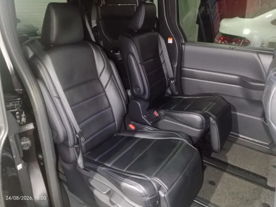 Foto Mobil Bekas Kabin Belakang Toyota Voxy 2.0 tahun 2023