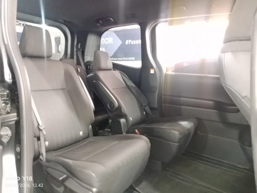 Foto Mobil Bekas Kabin Belakang Toyota Voxy 2.0 tahun 2023