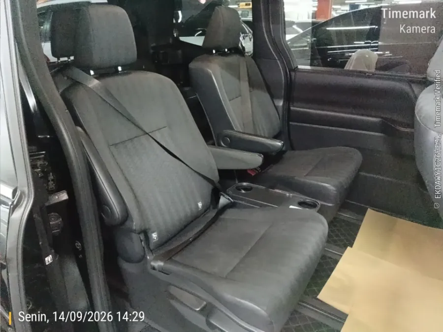 Foto Mobil Bekas Kabin Belakang Toyota Voxy 2.0 tahun 2023