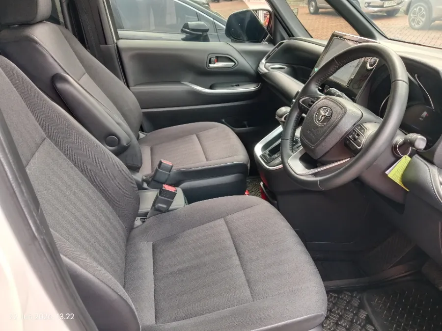 Foto Mobil Bekas Kabin Depan Toyota Voxy 2.0 tahun 2023