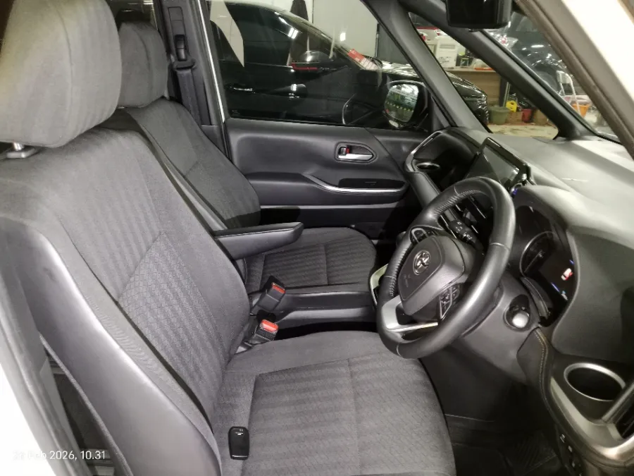 Foto Mobil Bekas Kabin Depan Toyota Voxy 2.0 tahun 2023
