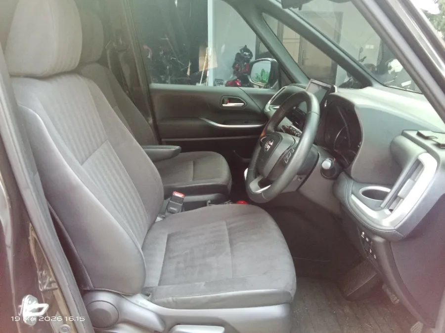 Foto Mobil Bekas Kabin Depan Toyota Voxy 2.0 tahun 2023