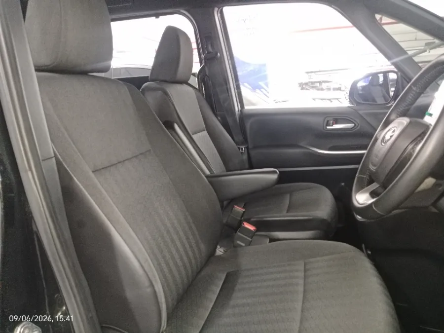 Foto Mobil Bekas Kabin Depan Toyota Voxy 2.0 tahun 2023
