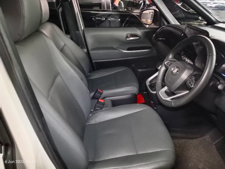 Foto Mobil Bekas Kabin Depan Toyota Voxy 2.0 tahun 2023
