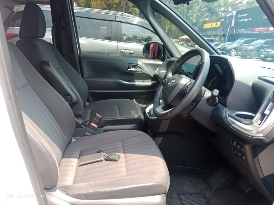 Foto Mobil Bekas Kabin Depan Toyota Voxy 2.0 tahun 2023