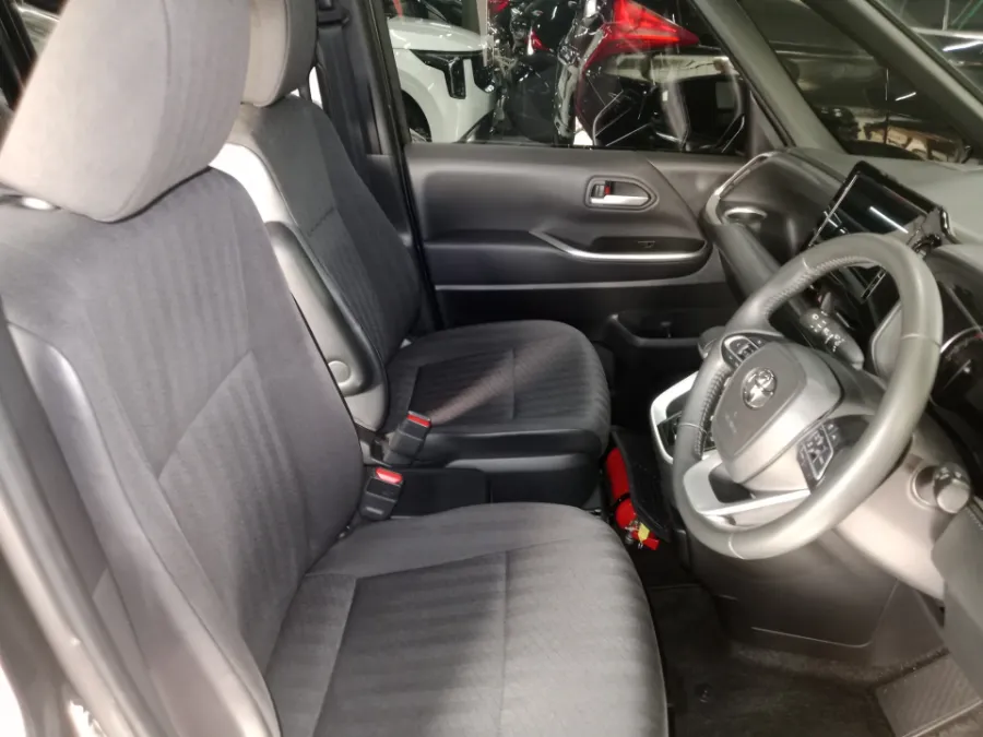 Foto Mobil Bekas Kabin Depan Toyota Voxy 2.0 tahun 2023