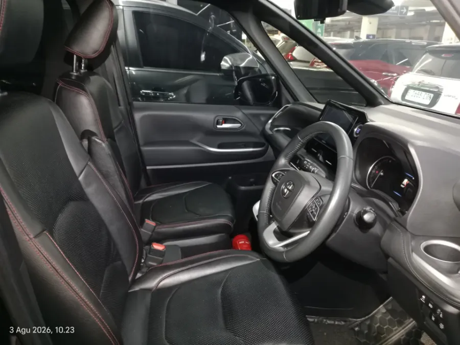 Foto Mobil Bekas Kabin Depan Toyota Voxy 2.0 tahun 2023