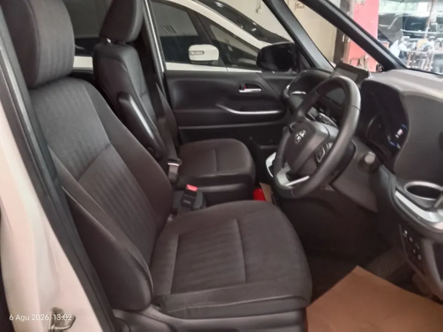 Foto Mobil Bekas Kabin Depan Toyota Voxy 2.0 tahun 2023