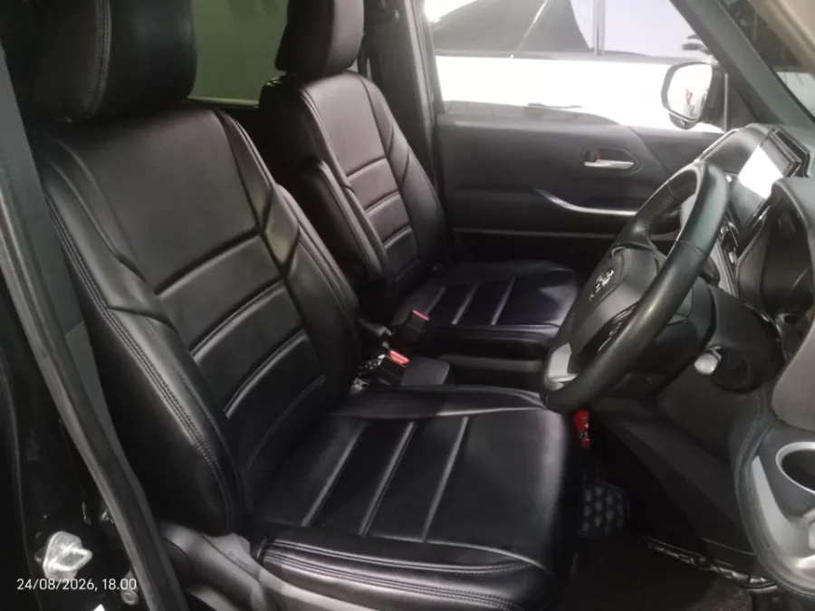 Foto Mobil Bekas Kabin Depan Toyota Voxy 2.0 tahun 2023
