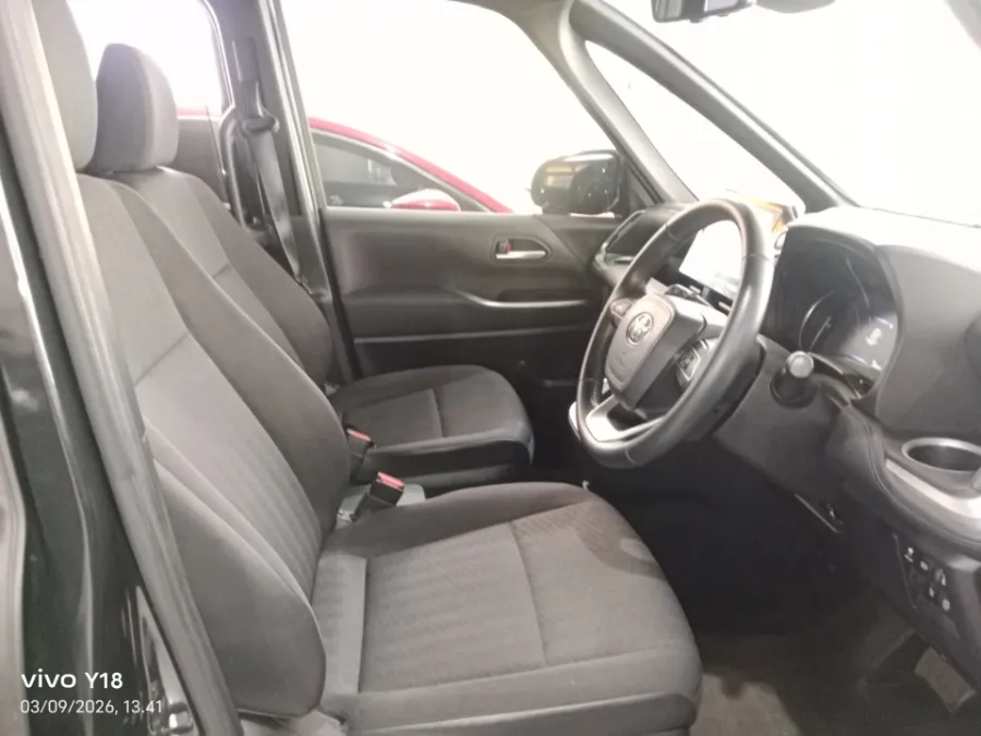 Foto Mobil Bekas Kabin Depan Toyota Voxy 2.0 tahun 2023
