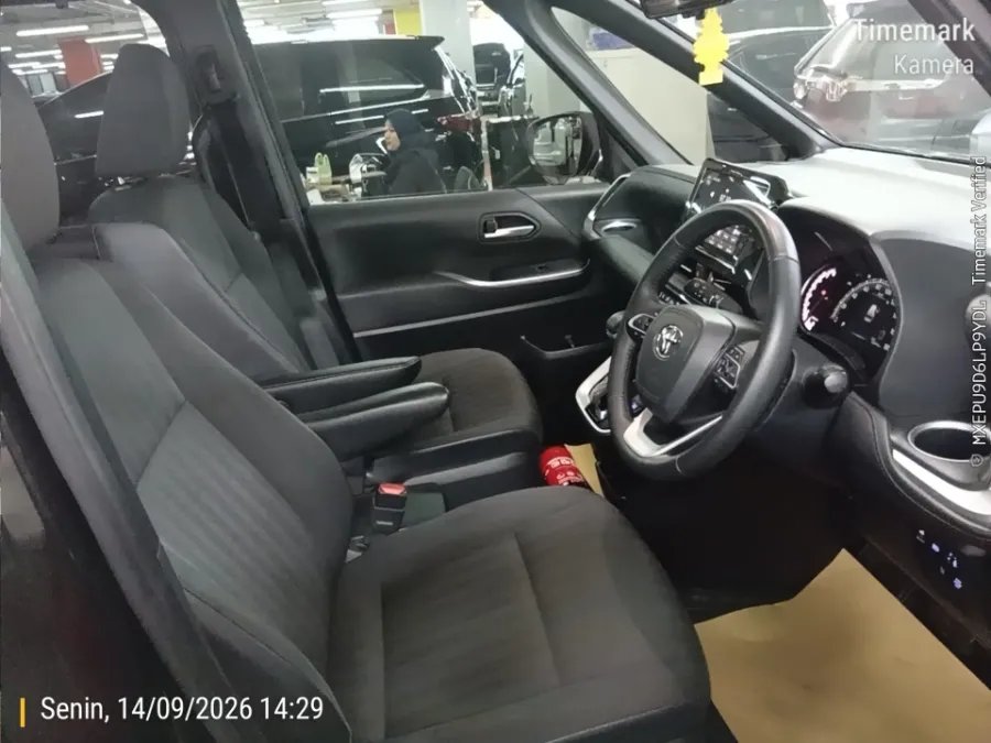 Foto Mobil Bekas Kabin Depan Toyota Voxy 2.0 tahun 2023