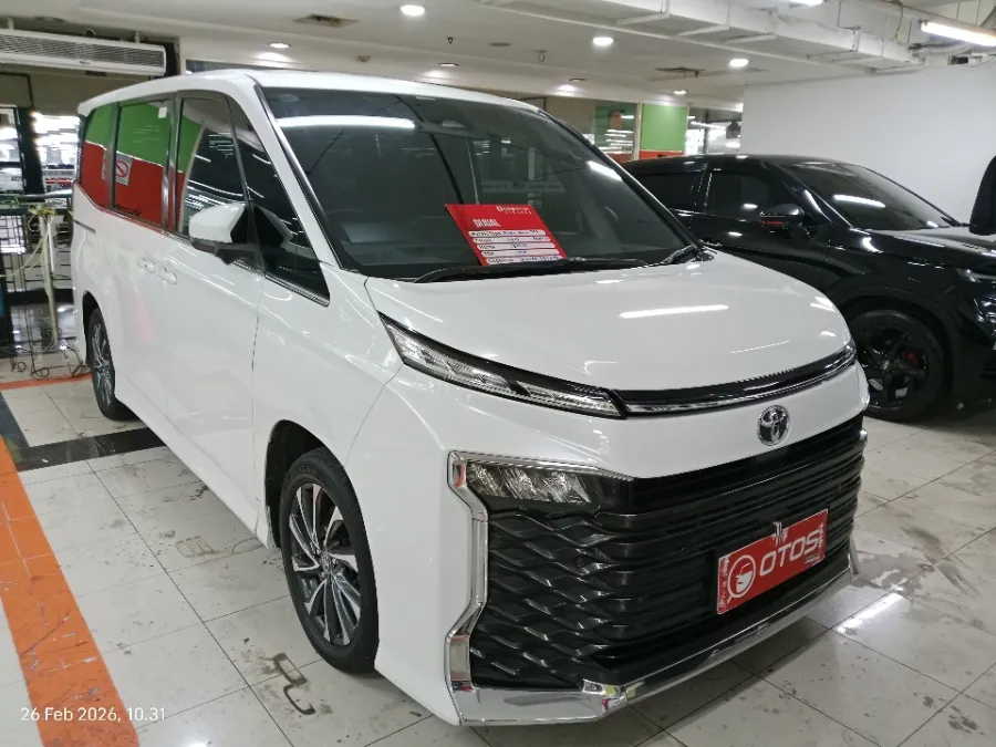 Foto Mobil Bekas Kanan Depan Toyota Voxy 2.0 tahun 2023