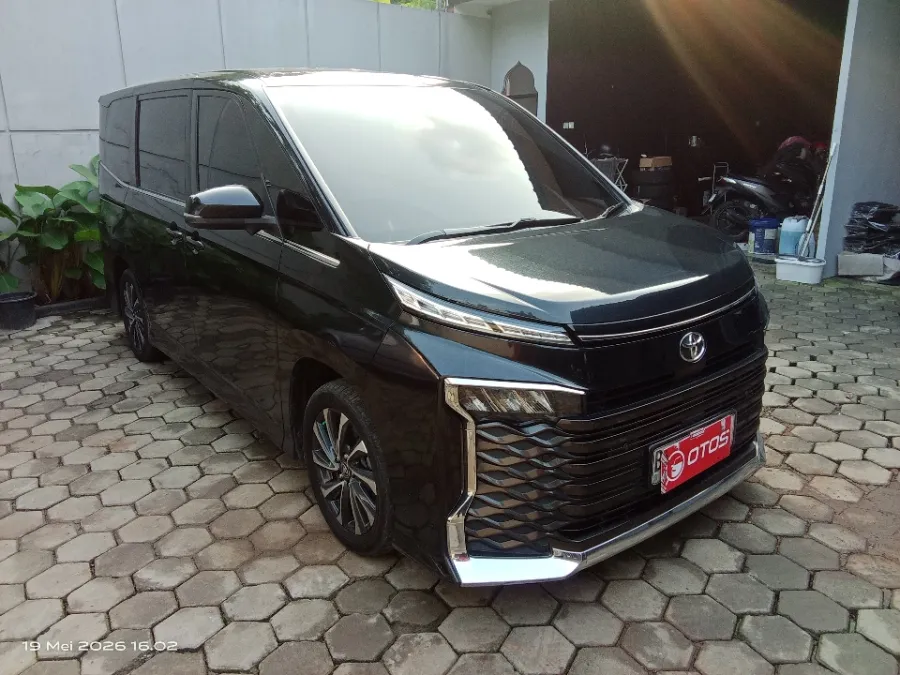 Foto Mobil Bekas Kanan Depan Toyota Voxy 2.0 tahun 2023