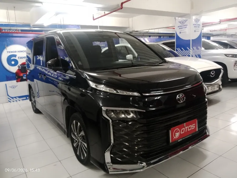 Foto Mobil Bekas Kanan Depan Toyota Voxy 2.0 tahun 2023
