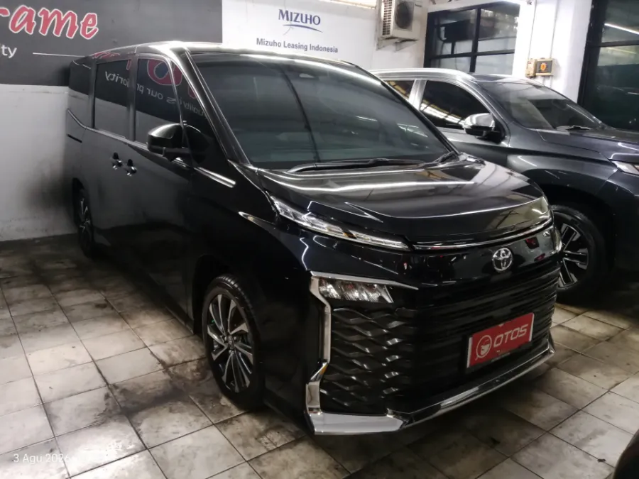 Foto Mobil Bekas Kanan Depan Toyota Voxy 2.0 tahun 2023