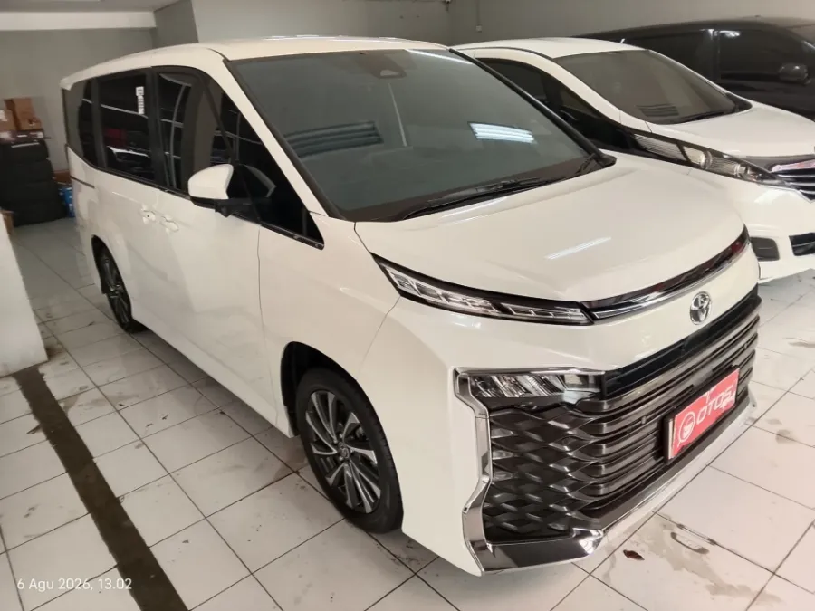 Foto Mobil Bekas Kanan Depan Toyota Voxy 2.0 tahun 2023