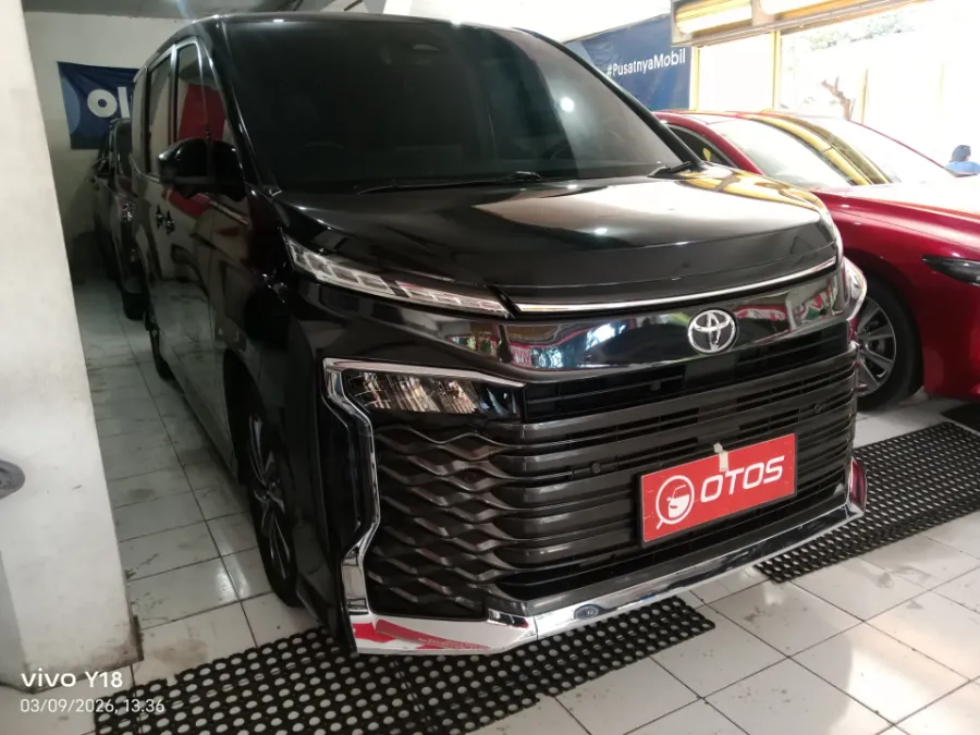 Foto Mobil Bekas Kanan Depan Toyota Voxy 2.0 tahun 2023