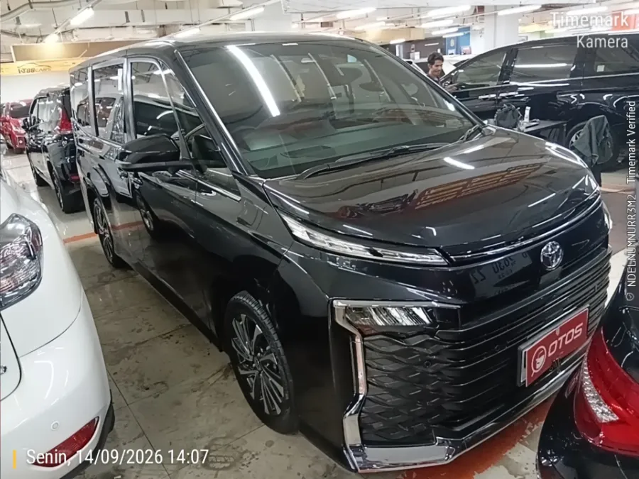 Foto Mobil Bekas Kanan Depan Toyota Voxy 2.0 tahun 2023