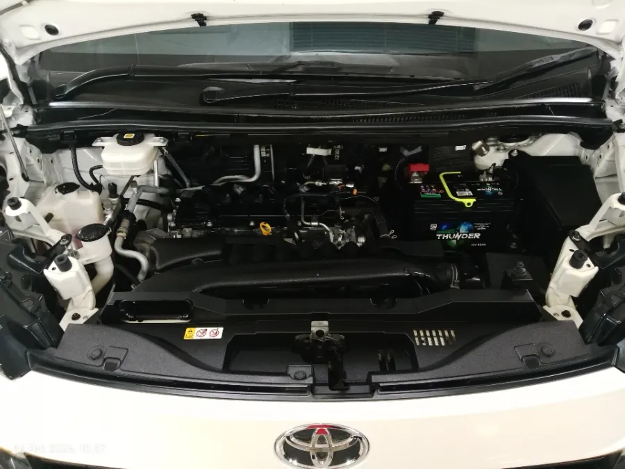 Foto Mobil Bekas Mesin Toyota Voxy 2.0 tahun 2023