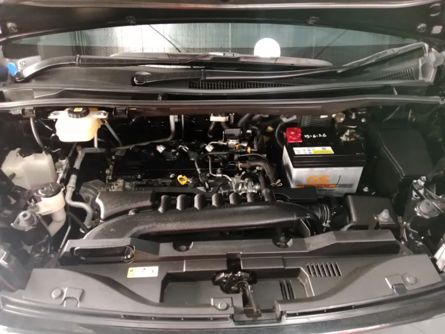Foto Mobil Bekas Mesin Toyota Voxy 2.0 tahun 2023