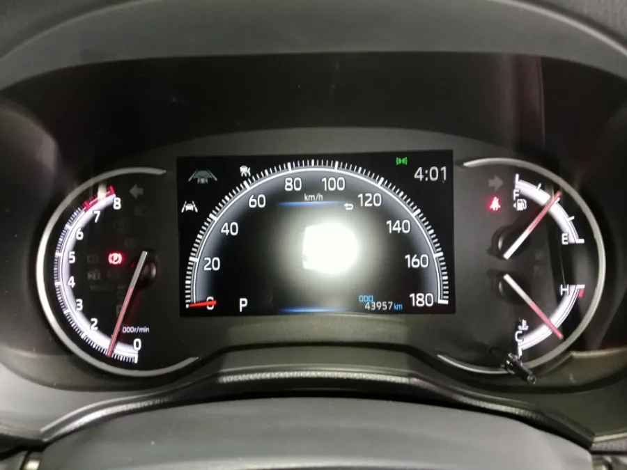Foto Mobil Bekas Odometer Toyota Voxy 2.0 tahun 2023