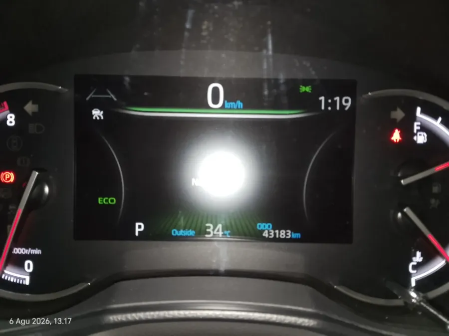 Foto Mobil Bekas Odometer Toyota Voxy 2.0 tahun 2023