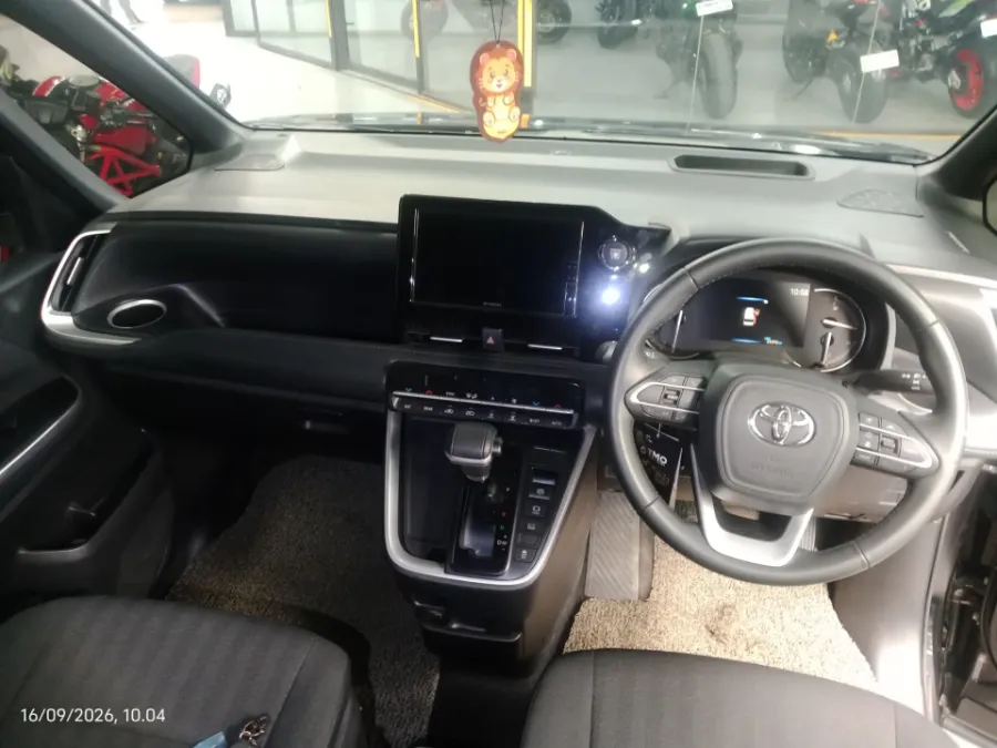 Foto Mobil Bekas Dashboard Toyota Voxy 2.0 tahun 2024