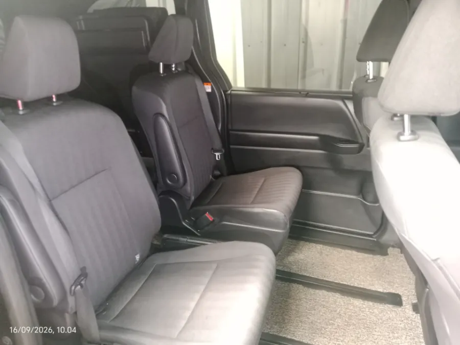 Foto Mobil Bekas Kabin Belakang Toyota Voxy 2.0 tahun 2024