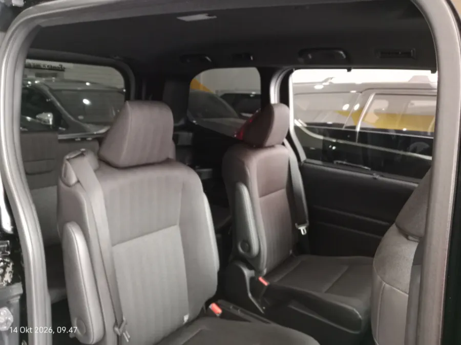 Foto Mobil Bekas Kabin Belakang Toyota Voxy 2.0 tahun 2024
