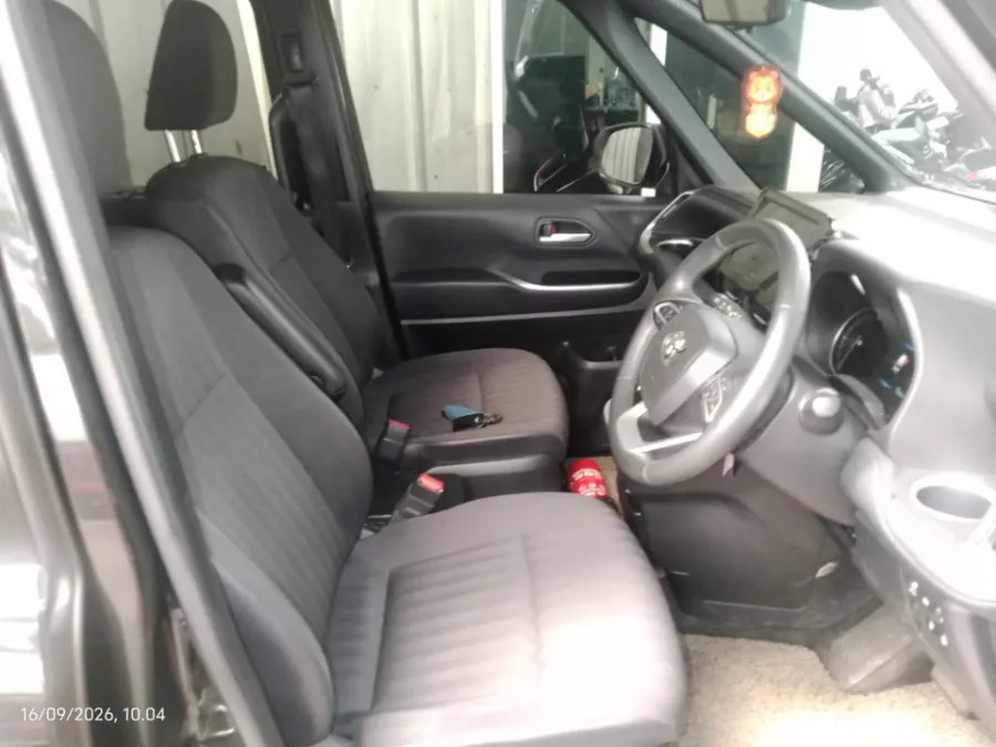 Foto Mobil Bekas Kabin Depan Toyota Voxy 2.0 tahun 2024