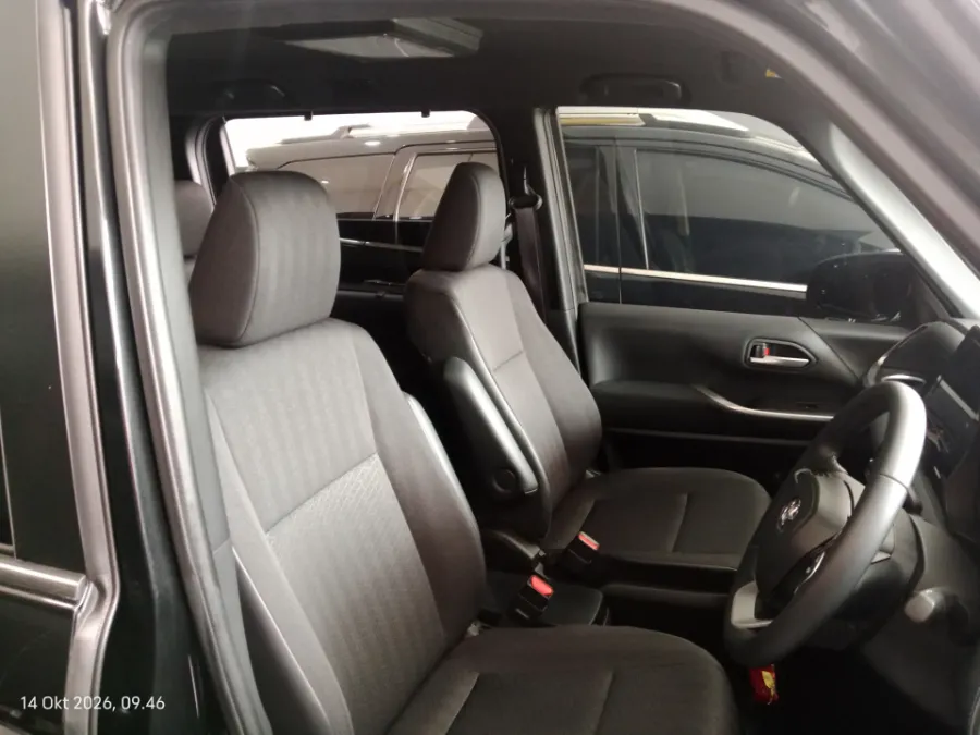 Foto Mobil Bekas Kabin Depan Toyota Voxy 2.0 tahun 2024