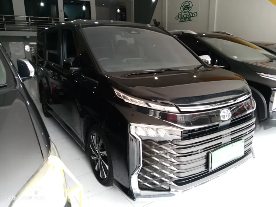 Foto Mobil Bekas Kanan Depan Toyota Voxy 2.0 tahun 2024