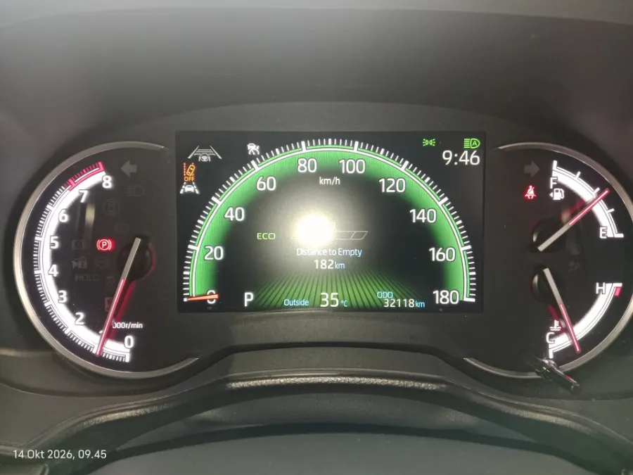 Foto Mobil Bekas Odometer Toyota Voxy 2.0 tahun 2024