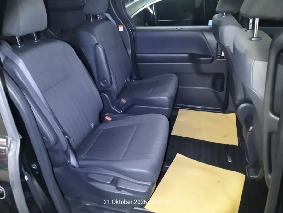 Foto Mobil Bekas Kabin Belakang Toyota Voxy 2.0 tahun 2025