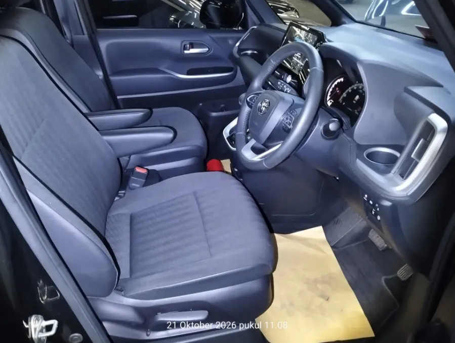 Foto Mobil Bekas Kabin Depan Toyota Voxy 2.0 tahun 2025