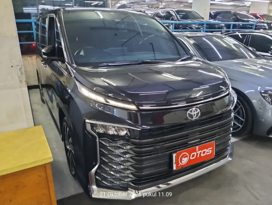 Foto Mobil Bekas Kanan Depan Toyota Voxy 2.0 tahun 2025