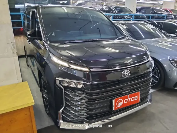 2025 Toyota Voxy 2.0