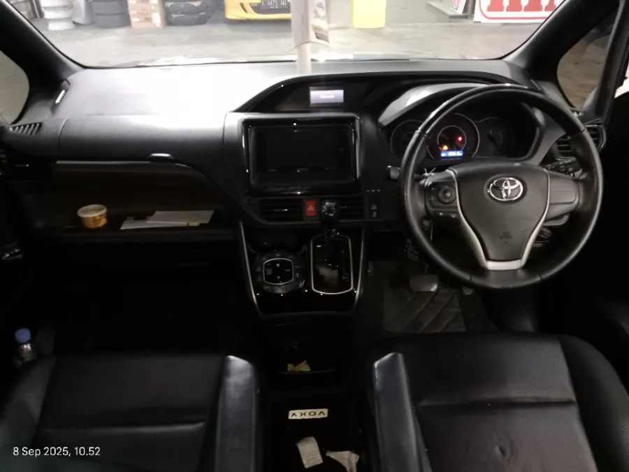 Foto Mobil Bekas Dashboard Toyota Voxy 2.0 R80 tahun 2017